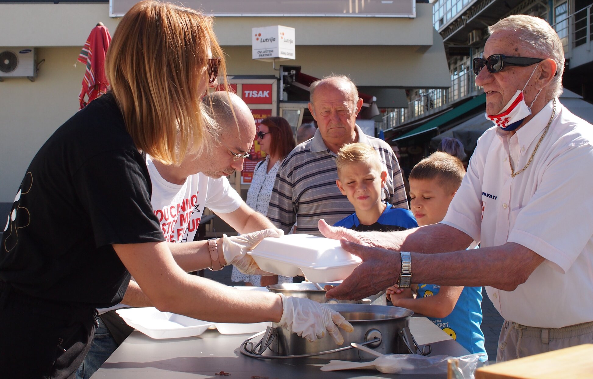 u okviru projekta suradnjom i parnerstvom do održive zajednice organizirana akcija ručak za sve